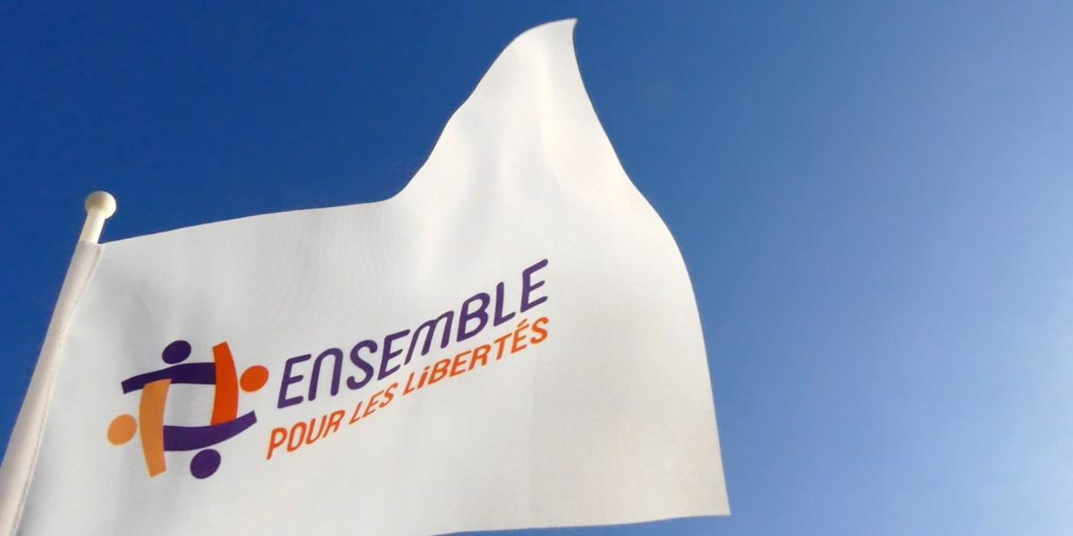 Drapeau flottant du parti politique Ensemble Pour les Libertés