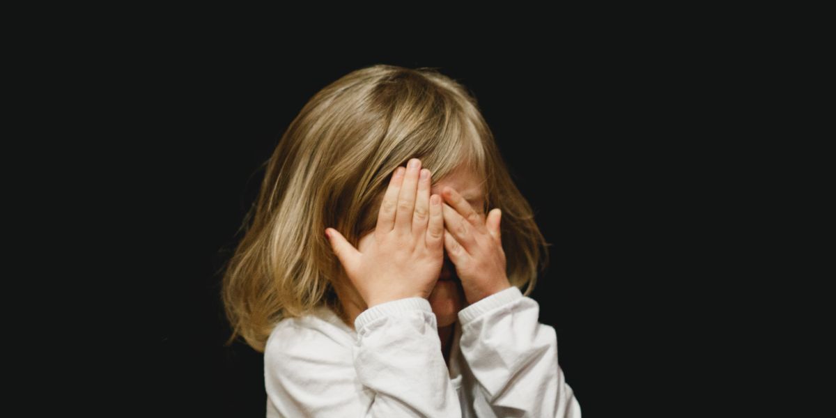 Enfant qui se cache les yeux avec ses mains